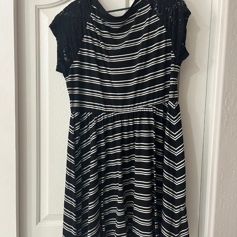 Black & White Short Lace Sleeve Dress